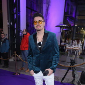 Marcus Tran oblékl petrolejové sametové sako a bílé kalhoty s bílými teniskami. 