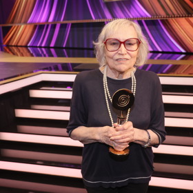 Marta Kubišová oživila svůj outfit na Českého slavíka dvěma řadami perel.