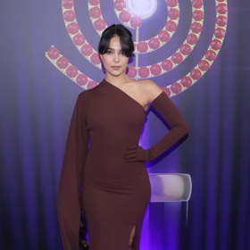 Alžběta Ferencová alias Zea a její volba přiléhavých šatů s asymetrickým výstřihem. Maximalistickému rukávu jako protipól stojí vysoká rukavička na druhé paži.