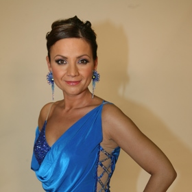 Všimněte si i šperků, které druhá dáma ve stejných šatech nasadila také.