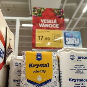 Bílý cukr ve slevě stojí osmnáct korun.