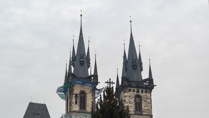 FOTO: Vánoční strom už stojí na Staroměstském náměstí.