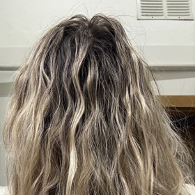 Takhle vypadaly vlasy Kristiny, když začínala v září používat regenerační parní kartáč od Rowenty. 