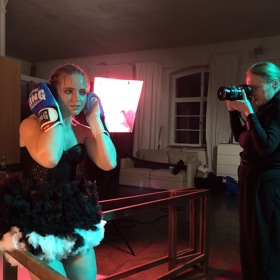 Kickboxerka Martina Ptáčková před objektivem fotografky Lucie Robinson.