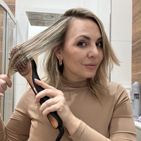 Vlasy stačí projet první měsíc kartáčem každý večer. 