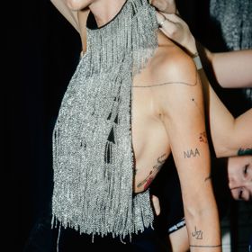 Detail jednoho z modelů, který tvoří drobné řetízky.