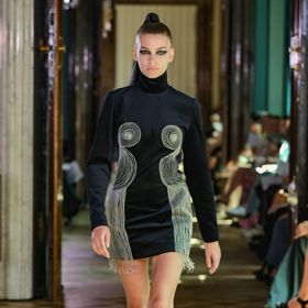 Zatím poslední kolekci, kterou Valerie Jurčíková představila na podzimní edici pražského MBPFW, dominují detaily z řetízků.