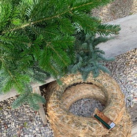 V obchodě pořiďte slaměné korpusy, vázací drátek a ideálně i chvojí v několika druzích. Vyrazit na něj do lesa ale také nebude problém. Já vybírám jedlové chvojí, které při práci nepíchá.