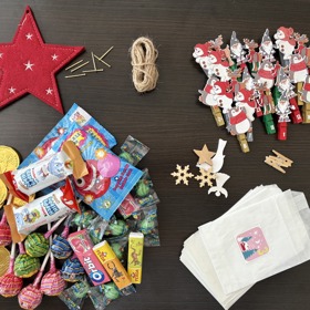 Budete potřebovat provázek, hřebíky na uchycení, hvězdu na špičku, případně další ozdoby, papírové pytlíčky. A hromadu malých sladkostí. 