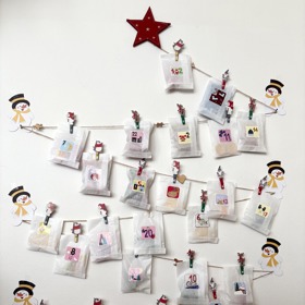 Výroba adventního kalendáře je jednoduchá, zabere asi hodinku.