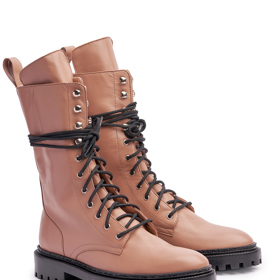 Značka Inch2 se zaměřuje na kvalitní kožené modely se zajímavými detaily. Tento model zdobí také cenovka 180€.