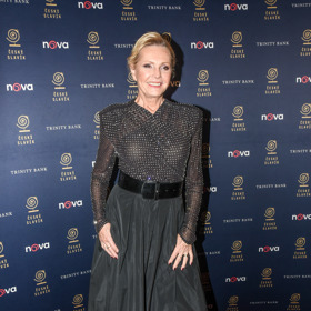 Zpěvačka Helena Vondráčková oblékla třpytivý top posetý kamínky, doplněný o černou sukni přepásanou širokým koženým páskem.