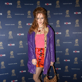 Zpěvačka Rozálie Havelková ráda obléká kousky z druhé ruky. Tentokrát vynesla kombinaci růžového topu a oranžové minisukně. Namísto černého kabátu se rozhodla pro fialovou bundu s hnědým kožíškem. V dekoltu nechybí množství bižuterie.