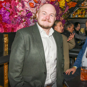 Syn Ivety Bartošové, Artur Štaidl, se po dlouhé době ukázal ve společnosti. Nosí nepřehlédnutelný knírek a shodil vlasy.