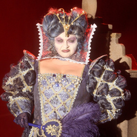 V muzikálu Drákula nosí Hanka Křížková jako Nymfa velkou modrou paruku.