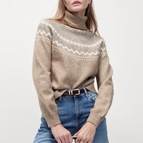 Tón v tónu. Stále oblíbená varianta, která sluší i fair isle svetříku. Marks&Spencer, 1 299 Kč