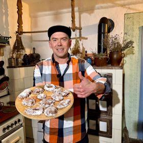 Láďa Hruška pózuje se svými pracnami z oplatek.