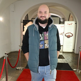 Na křtu nechyběl ani Pokáč, který se omluvil za svůj outfit.