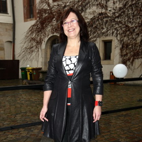 Dříve nosila Kateřina Cajthamlová hodně kožených svršků. Červené doplňky k nim působily velmi kontrastním dojmem.