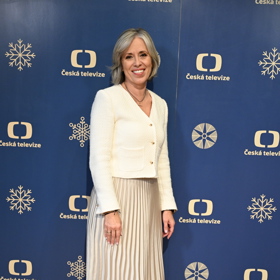 Alena Zárybnická oblékla sváteční outfit - zlatavou plisovanou sukni, bílý svetřík a nude lodičky.