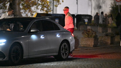 FOTO: Lidé přijíždějí na další taneční večer.