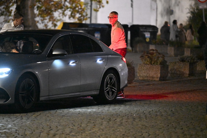 FOTO: Lidé přijíždějí na další taneční večer. – stránka 994