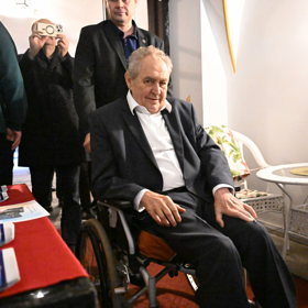 Po zákroku byl exprezident hospitalizován na JIP.