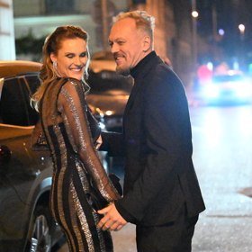 Společně čekali na taxi.