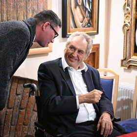 K Miloši Zemanovi má stále blízko.