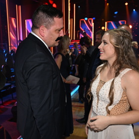 Z drsné kickboxerky je najednou něžná dáma. 