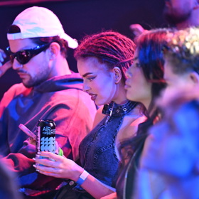 Influencerka Rachel Karnížová seděla vedle Yeni s Pavlem.