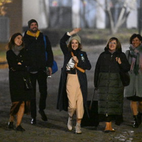 Marta Dancingerová mává fotografům.