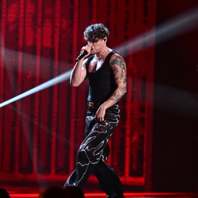 Zpěvák Sofian Medjmedj na pódiu. 