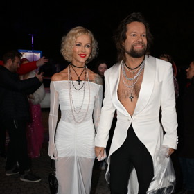 Na slavnostní večer dorazil s manželkou Karin Babinskou, taktéž oděnou do perfektně sladěného modelu od Lešák Černé, a s igelitkou místo kabelky. Jak zpěvák přiznal, na Slavíka jel přímo z nemocnice, kde si léčil bolavá záda.