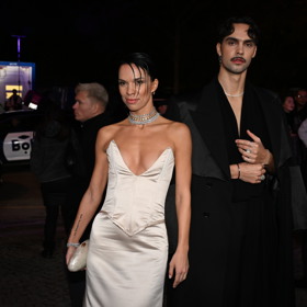 Model značky On the Boat, který Radka na Slavíky letos oblékla, má opravdu odzbrojující dekolt.