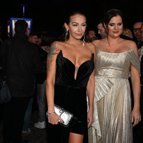 Agáta Hanychová letos na Českého slavíka přišla v černých šatech z půjčovny Adina. Doprovodila ji kamarádka Ornella Koktová.