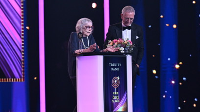 FOTO: Marta Kubišová vstoupila do síně slávy. Cenu jí předal její kardiolog Petr Neužil.