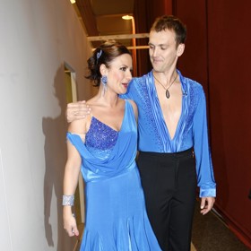 V prvním ročníku StarDance tančila moderátorka Jolana Voldánová. Modré šatičky s odhalenou podprsenkou byly nezapomenutelné. 