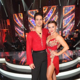 Stejný model s lehkou úpravou v podobě přidaného rukávu a třásní na sukni, oblékla Dana Morávková v páté řadě v roce 2012. 