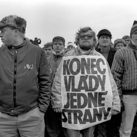 Pochodu z Albertova na Václavské náměstí se 17. listopadu zúčastnily tisíce lidí. 