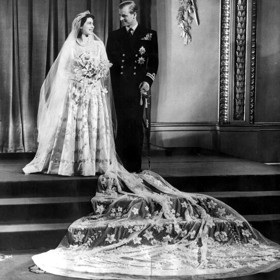 Vlečku pak návrhář nechal zhotovit z téměř pěti metrů tylu. Ten byl v té době naopak relativně dostupný. Náklady na výrobu šatů částečně pokryly přídělové kupony. Princezně navíc před veselkou přišly do Buckinghamského paláce kupony na oblečení od žen, které chtěly, aby ve svůj den byla krásná.