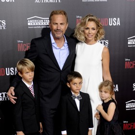 K dalšímu otcovství přemluvila Kevina jeho druhá manželka Christine Baumgartner. Spolu si pořídili syny Caydena a Hayese a dcerku Grace - všichni na snímku z roku 2015.