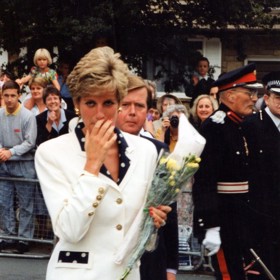 Jestli nějaký vzor princezna Diana milovala více než ty ostatní, pak to byly puntíky. I proto si nechala od svého dvorního návrháře Paula Costelloea ušít tento půvabný kostýmek, který ráda oblékala v 90. letech.