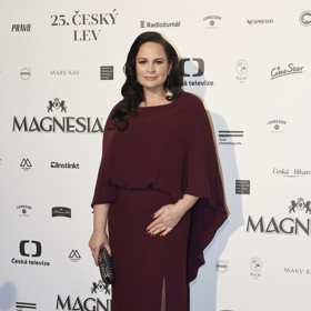 U Jitky Čvančarové v tomto případě funguje lodičkový výstřih i vysoký rozparek, který poutá pozornost na nohy. 