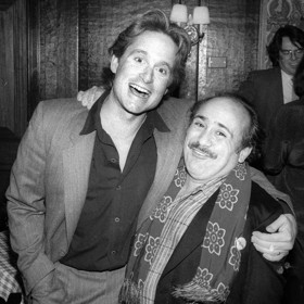 Dannyho DeVita pojí dlouholeté přátelství s kolegou Michaelem Douglasem. Společně se objevili třeba v Honbě za diamantem a Danny pak kamaráda režíroval ve Válce Roseových.