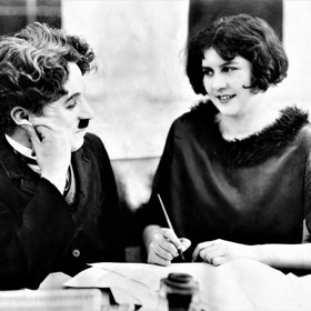 Lita Grey se s Chaplinem prvně potkala v osmi letech a později si spolu zahráli ve filmu Kid. Když jí bylo patnáct, začala si s pětatřicetiletým hercem milostný poměr. Zanedlouho se vzali, protože byla těhotná. Jejich rozvod byl hodně bouřlivý a Chaplina málem zničil.