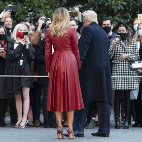 Luxusní model zdobí netradičně řešený zadní díl s výraznými sklady.