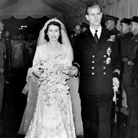 Poradci Alžbětině otci, králi Jiřímu VI., doporučili, aby svatbu uspořádal co "nejprostší". Jedině dceři přesto nedokázal leccos odepřít. Třeba poměrně nákladné svatební šaty.