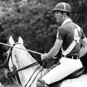 Holky se na něj lepily jako vosy na bonbon. Nejen kvůli statusu budoucího britského krále, ale také proto, že měl vysportovanou figuru. Hrál totiž pólo...