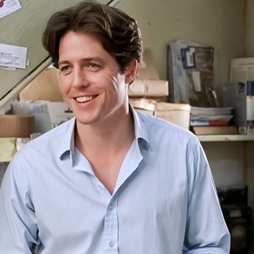 Hugh Grant se proslavil rolemi v romantických komediích, kde si získal srdce mnoha divaček.